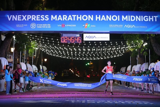 Nhà vô địch chạy đêm Hà Nội 2022 cự ly 42km Vũ Đình Tuân. Ảnh: L.THỎA 