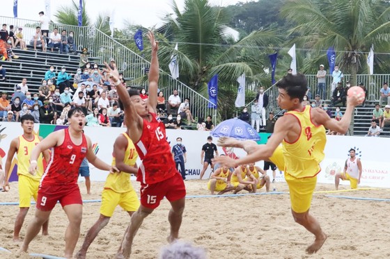 Khán giả Tuần Châu (Quảng Ninh) lại được theo dõi môn bóng ném bãi biển sau SEA Games 31. Ảnh: K.TRẦN