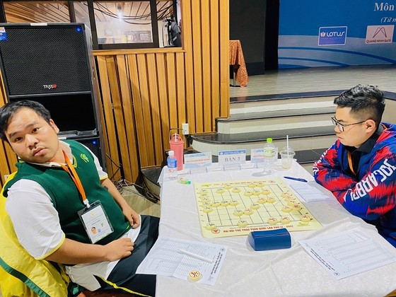 Kỳ thủ Nhật Quang (xanh) của TPHCM góp công lớn trong chiến thắng chung cuộc của đội cờ đơn vị mình tại Đại hội thể thao toàn quốc năm nay. Ảnh: MINH CHIẾN
