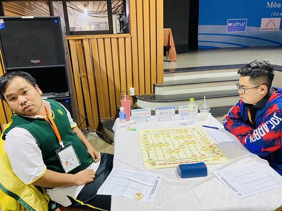 Kỳ thủ Nguyễn Minh Nhật Quang (áo xanh) đã vô địch cờ tiêu chuẩn ở năm 2022. Ảnh: MINH CHIẾN