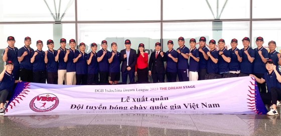 Đội tuyển bóng chày Việt Nam lần đầu thành lập và dự giải quốc tế tại Lào. Ảnh: MINH MINH