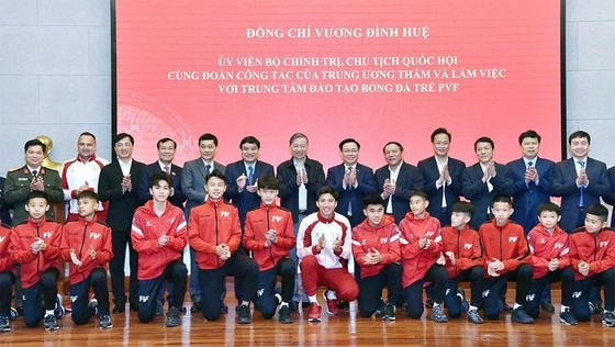 Chủ tịch Quốc hội Vương Đình Huệ đã thăm Trung tâm đào tạo bóng đá trẻ PVF. Ảnh: TCTDTT
