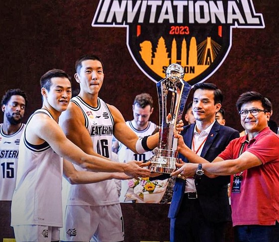 Đội bóng tới từ Hongkong-Trung Quốc đã nhận cúp vô địch ABL 2023 tại nhà thi đấu Nguyễn Du (TPHCM). Ảnh: BR.TV