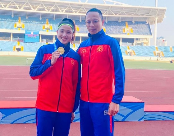 Linh Na và HLV Nguyễn Văn Huyện giành được tấm HCV tại Đại hội thể thao toàn quốc lần 9-2022. Ảnh: MINH NGUYỆT