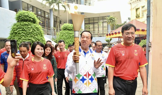Ngọn đuốc SEA Games 32 đã được rước qua đường phố tại Hà Nội. Ảnh: LƯỢNG LƯỢNG