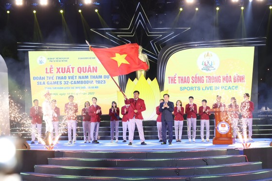 Lãnh đạo Đoàn thể thao Việt Nam tự tin trước giờ lên đường thi đấu SEA Games 32. Ảnh: LƯỢNG LƯỢNG