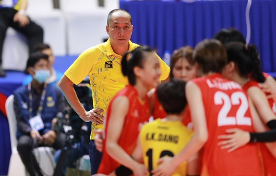 HLV Nguyễn Tuấn Kiệt và ban huấn luyện sẽ có thêm những điều chỉnh sau SEA Games 32. Ảnh: DŨNG PHƯƠNG