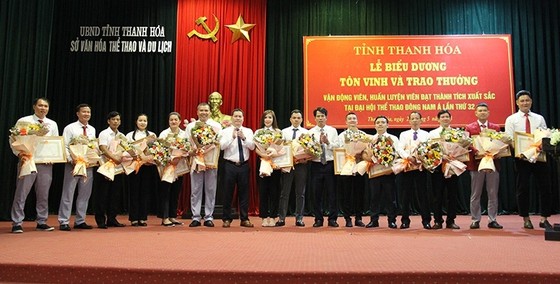 HLV Trần Văn Sỹ và các HLV của thể thao Thanh Hóa đã được khen thưởng với kết quả đạt được tại SEA Games 32. Ảnh: MẠNH CƯỜNG.BTH