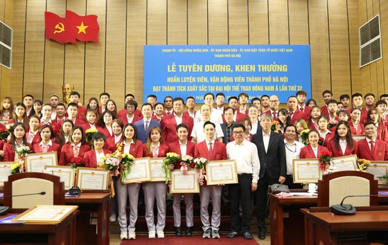 Lãnh đạo thành phố Hà Nội đã gặp mặt tuyên dương và khen thưởng thành tích SEA Games 32 đối với các HLV, VĐV. Ảnh: HNM