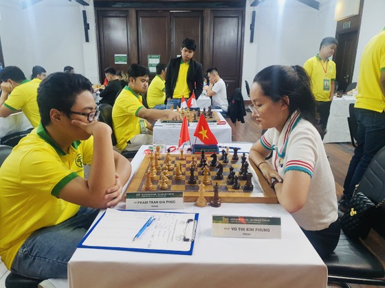 Đại kiện tướng Võ Thị Kim Phụng (phải) thi đấu ở giải. Ảnh: MINH MINH