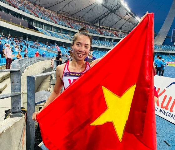 Tuyển thủ điền kinh Nguyễn Thị Hằng khi thi đấu tại SEA Games 32. Ảnh: MINH MINH