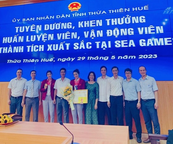 UBND TT-Huế đã tổ chức buổi gặp mặt, tuyên dương khen thưởng các tuyển thủ đã có thành tích huy chương tại SEA Games 32. Ảnh: TRANG HẠNH