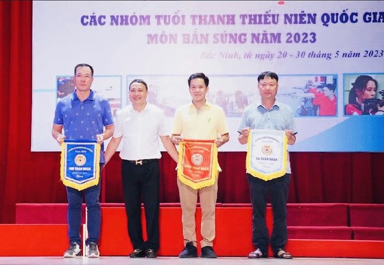 Ban tổ chức trao cờ lưu niệm cho đơn vị xếp nhất là TPHCM cùng hạng nhì - Quân đội và hạng ba - Hà Nội. Ảnh: MINH MINH