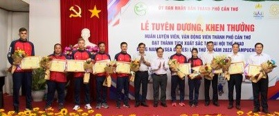 HLV, VĐV thể thao Cần Thơ đã được thưởng công SEA Games 32. Ảnh: TTHLTTCT