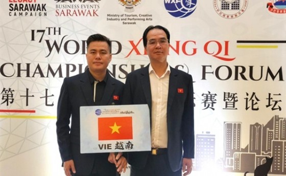 Kì thủ Thành Bảo (phải) thi đấu giải cờ tướng vô địch thế giới 2022 tại Malaysia cùng đồng đội Lại Lý Huynh. Ảnh: VNCHESS ảnh 1