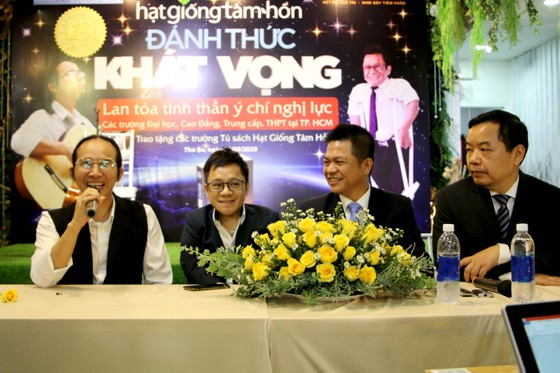 Trao tặng tủ sách “Hạt giống Tâm hồn” cho 30 trường học tại TPHCM ảnh 1
