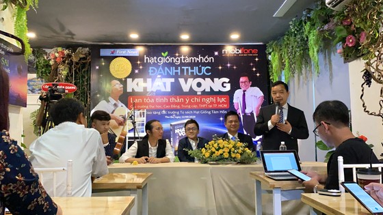 Trao tặng tủ sách “Hạt giống Tâm hồn” cho 30 trường học tại TPHCM ảnh 3