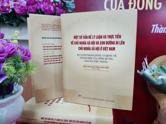 Phổ biến sách lý luận của Đảng đến đông đảo quần chúng nhân dân ảnh 1