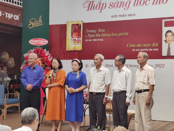 Xúc động với chương trình ra mắt sách của hai cựu cán bộ Đoàn ảnh 4