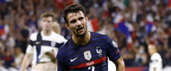 Lyon bất ngờ chia tay đội trưởng ảnh 1