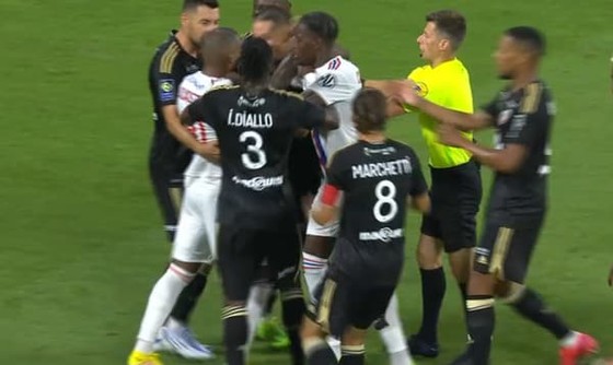 Lacazette tỏa sáng, Lyon thắng nhọc đội mới lên hạng ảnh 2