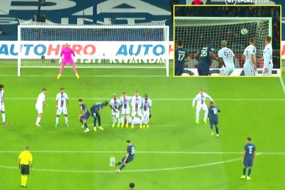 Mbappe 'ngồi yên chiêm ngưỡng' siêu phẩm của Messi ảnh 1