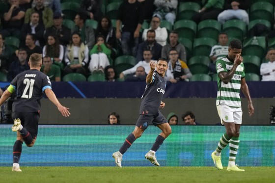 Alexis Sanchez chốt hạ Sporting, kéo Marseille lên vị trí thứ hai