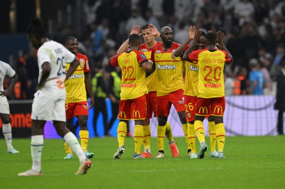 Laurent Blanc thắng trận đầu cùng Lyon, Marseille lại thua ảnh 2