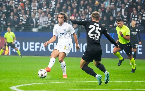 Guendouzi không thể giúp Marseille thoát thua trên sân Frankfurt