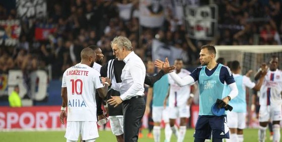 'Anh cả' Lacazette lại giúp Lyon vượt khó ảnh 1