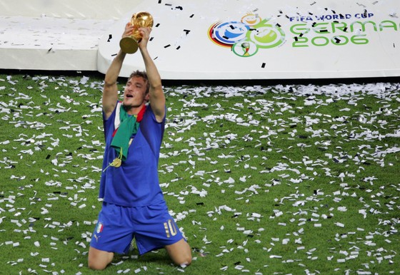 Huyền thoại Totti chạnh lòng vì World Cup 2022 'thiếu sắc thiên thanh' ảnh 1
