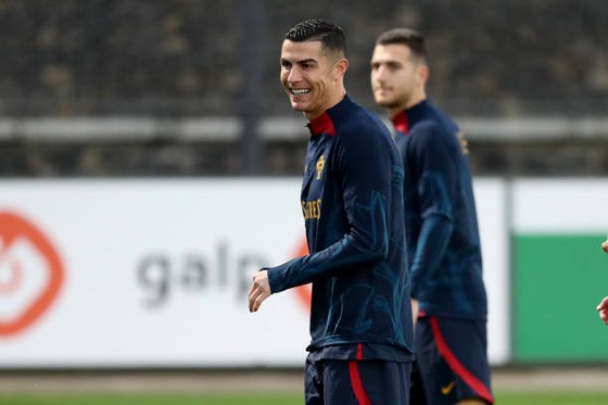 Ronaldo tươi cười trên sân tập đội tuyển Bồ Đào Nha