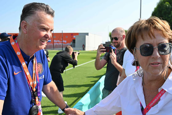 Bị chê da xấu, HLV van Gaal đáp trả cực gắt ảnh 2