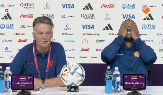 HLV Louis van Gaal sẵn sàng... hôn Memphis Depay ảnh 1