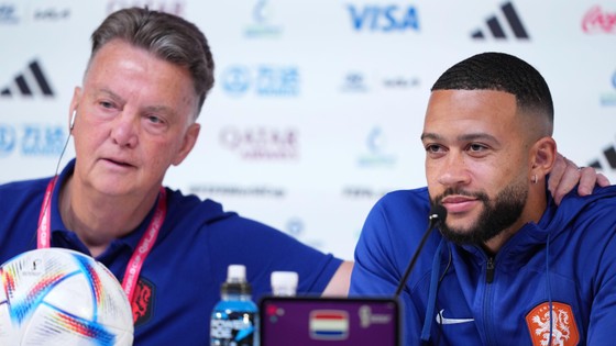 HLV van Gaal và Memphis Depay