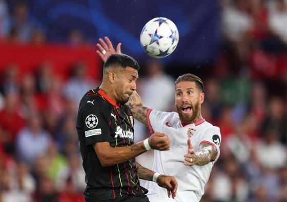 Ramos y Sevilla empataron ante el Lens