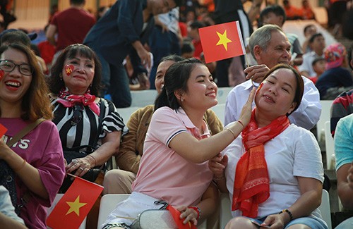 Cộng đồng người Việt tại Campuchia “tiếp lửa” U22 Việt Nam đánh bại Timor Leste ảnh 2