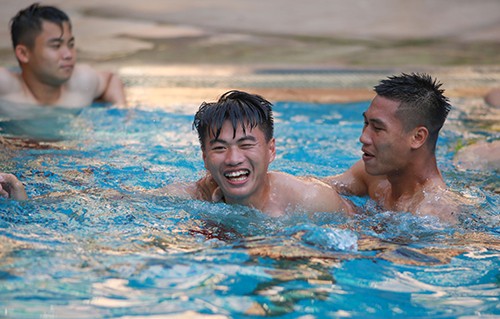 U22 Việt Nam khoe cơ bụng tại hồ bơi 4 sao khách sạn Phnompenh ảnh 3