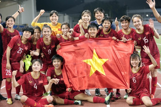 Tuyển nữ Việt Nam ở lại cổ vũ cho U 22 Việt Nam tranh chung kết trước Indonesia. Ảnh: Dũng Phương