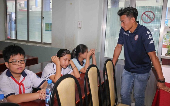 Thủ môn Bùi Tiến Dũng và đội trưởng Văn Thuận sẻ chia với học sinh gặp tai nạn trường THCS Bạch Đằng ảnh 3 Thủ môn Bùi Tiến Dũng và đội trưởng Văn Thuận sẻ chia với học sinh gặp tai nạn trường THCS Bạch Đằng ảnh 3