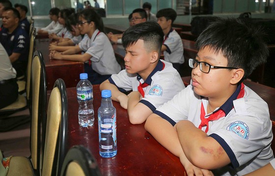 Thủ môn Bùi Tiến Dũng và đội trưởng Văn Thuận sẻ chia với học sinh gặp tai nạn trường THCS Bạch Đằng ảnh 2 Thủ môn Bùi Tiến Dũng và đội trưởng Văn Thuận sẻ chia với học sinh gặp tai nạn trường THCS Bạch Đằng ảnh 2