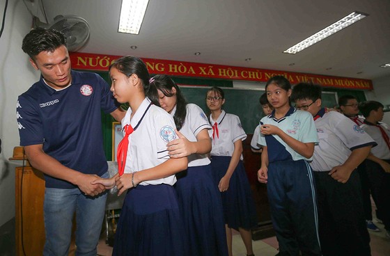 Thủ môn Bùi Tiến Dũng và đội trưởng Văn Thuận sẻ chia với học sinh gặp tai nạn trường THCS Bạch Đằng ảnh 4 Thủ môn Bùi Tiến Dũng và đội trưởng Văn Thuận sẻ chia với học sinh gặp tai nạn trường THCS Bạch Đằng ảnh 4