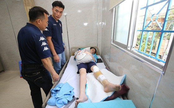 Thủ môn Bùi Tiến Dũng và đội trưởng Văn Thuận sẻ chia với học sinh gặp tai nạn trường THCS Bạch Đằng ảnh 6 Thủ môn Bùi Tiến Dũng và đội trưởng Văn Thuận sẻ chia với học sinh gặp tai nạn trường THCS Bạch Đằng ảnh 6