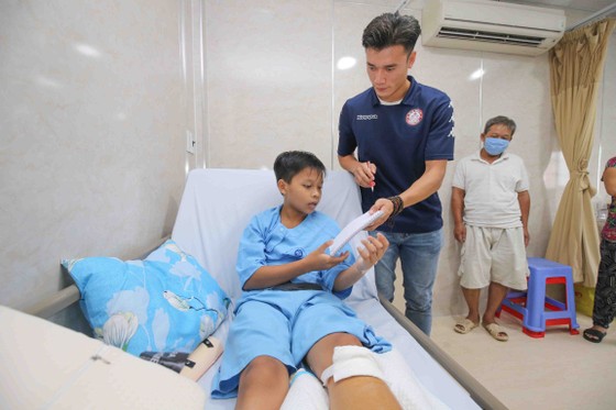 Thủ môn Bùi Tiến Dũng và đội trưởng Văn Thuận sẻ chia với học sinh gặp tai nạn trường THCS Bạch Đằng ảnh 8 Thủ môn Bùi Tiến Dũng và đội trưởng Văn Thuận sẻ chia với học sinh gặp tai nạn trường THCS Bạch Đằng ảnh 8