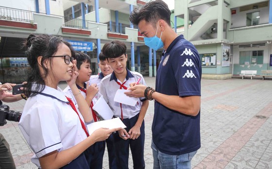 Thủ môn Bùi Tiến Dũng và đội trưởng Văn Thuận sẻ chia với học sinh gặp tai nạn trường THCS Bạch Đằng ảnh 5 Thủ môn Bùi Tiến Dũng và đội trưởng Văn Thuận sẻ chia với học sinh gặp tai nạn trường THCS Bạch Đằng ảnh 5