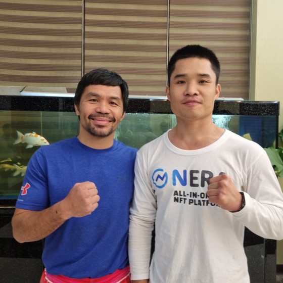“Hắc ưng” Đinh Hồng Quân (phải) thọ giáo Manny Pacquiao trước trận bảo vệ đai IBF châu Á