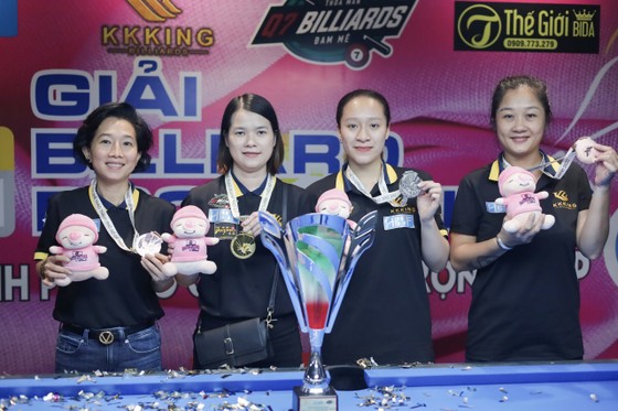 Các cơ thủ nhận giải thưởng Billiard Pool 9 bi nữ TP.HCM mở rộng năm 2023. Ảnh : Quỳnh Mai 