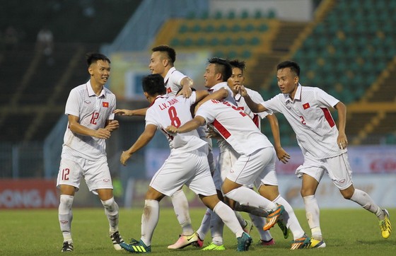 Niềm vui của đội U19 Việt Nam sau bàn gỡ hòa. Ảnh: DŨNG PHƯƠNG