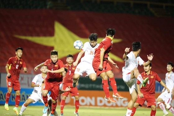 U21 Việt Nam (áo trắng) giành chiến thắng dễ dàng trước đàn em U19 Việt Nam. Ảnh: DŨNG PHƯƠNG