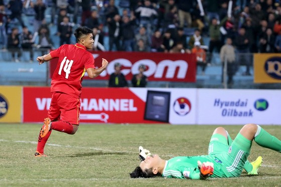 Niềm vui của Đức Chinh sau bàn gỡ hòa 2-2. Ảnh: MINH HOÀNG